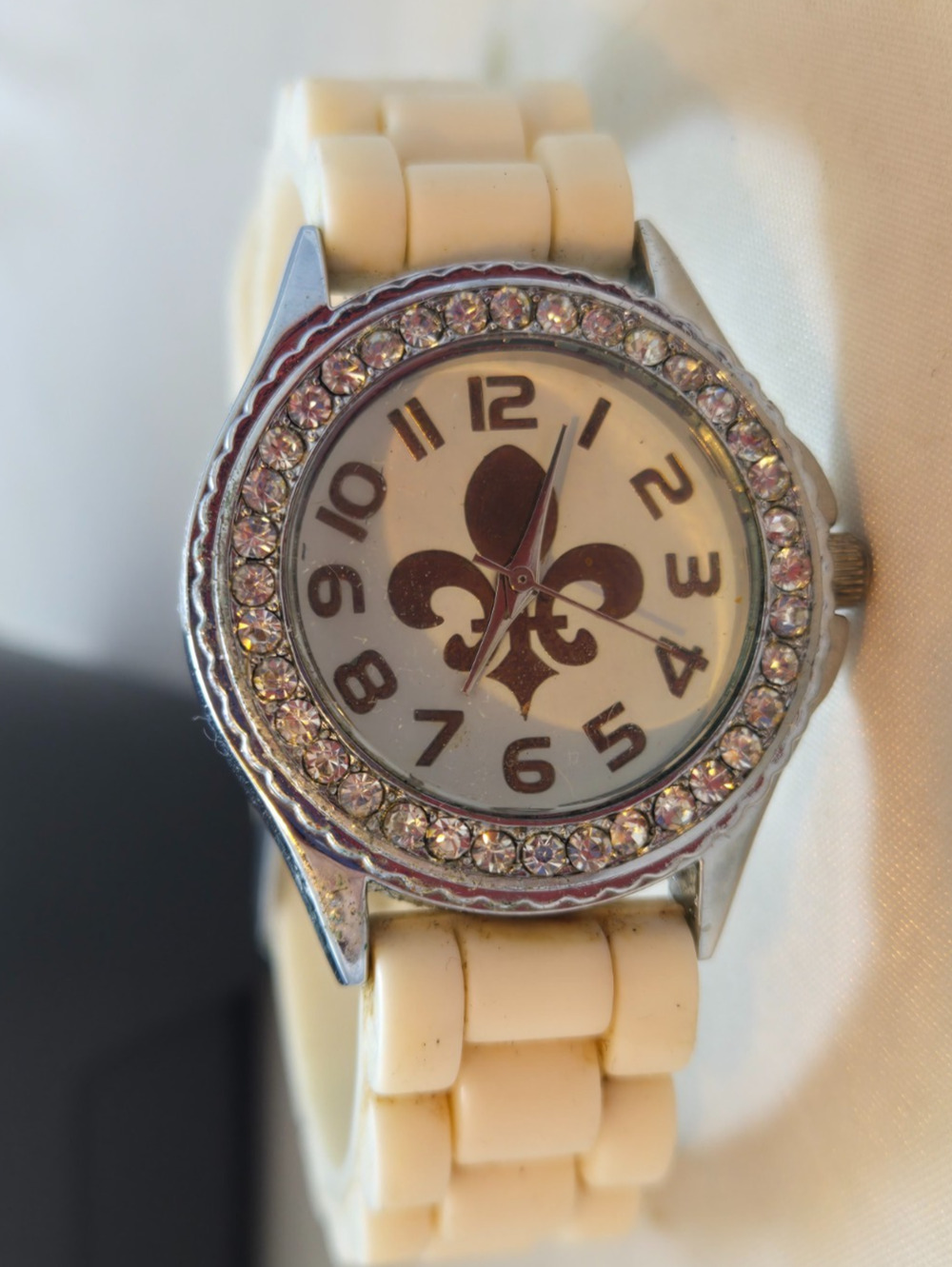 Geneva White And Gold Tone Fleur De Lis Women’s Quartz Watch needs battery